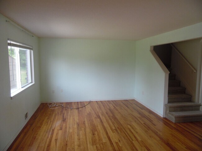 Building Photo - 3 bedroom, 1.5 Bath Townhouse in Villages ...