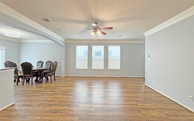 Building Photo - 6222 Skyline Dr