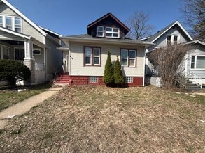 Building Photo - Available Now - Single Family House 4 Bedroom 2 Bath located in Roseland