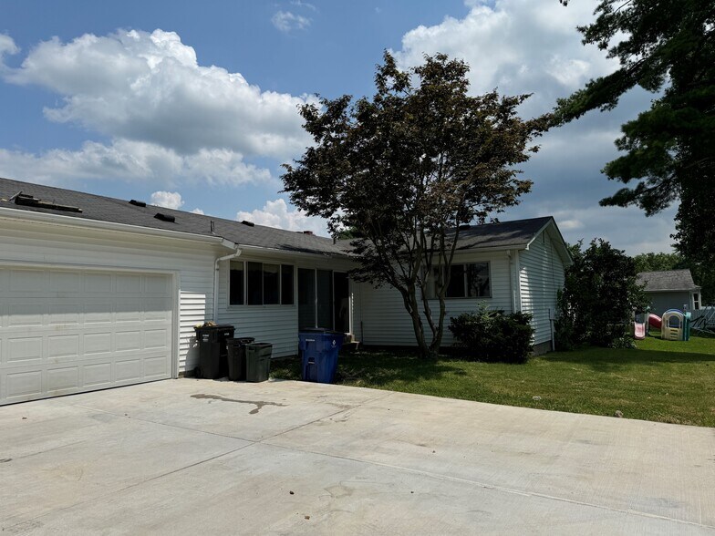 Building Photo - 1617 Somerset Shire Dr