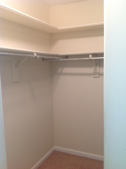 Walk-in Closet - 9560 Cannoneer Ct