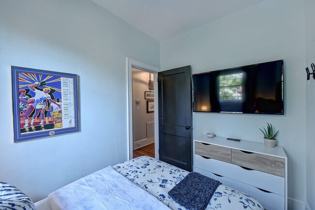 Building Photo - 518 Lamar Ave