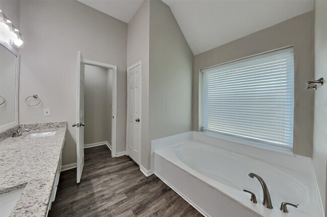 Building Photo - 1315 Forest Hollow Dr