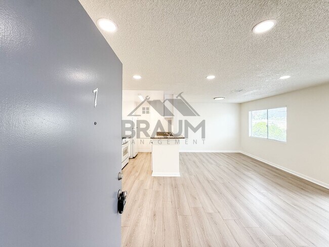 Building Photo - 14801 Delano St