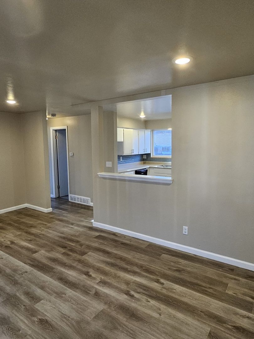 Building Photo - 1371 Xanadu St