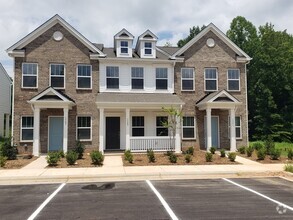 Building Photo - 2 Bedroom Townhome in Lowell (Minutes from...