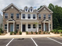 Building Photo - 2 Bedroom Townhome in Lowell (Minutes from...