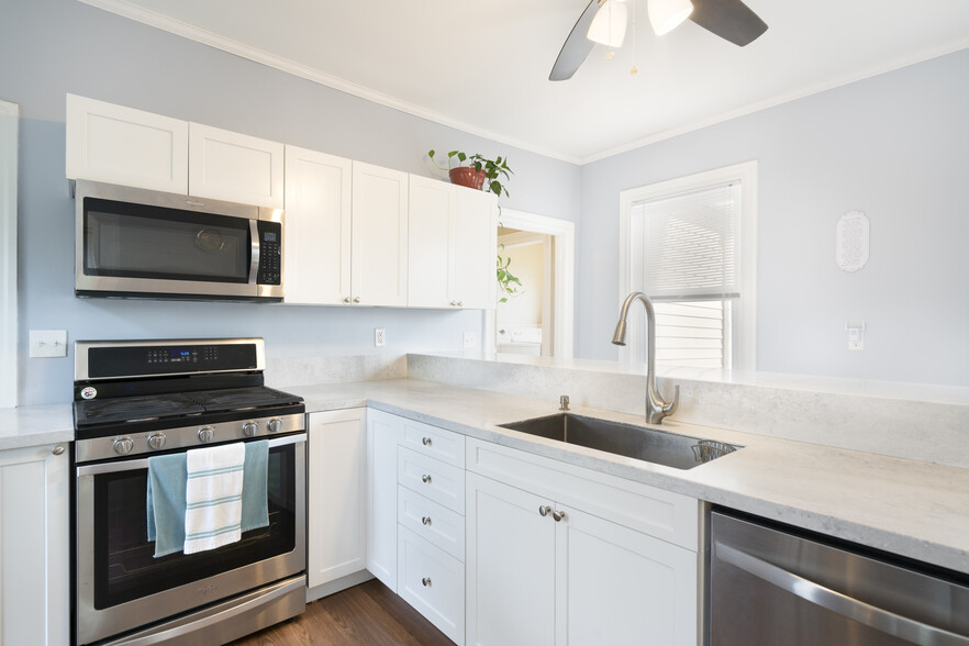 Kitchen - 590 River Ave