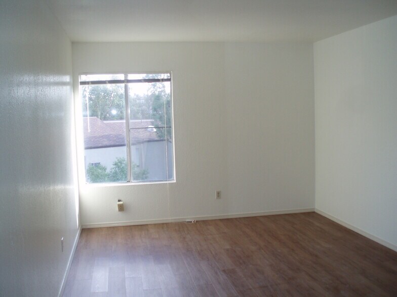 Building Photo - 7504 Parkway Dr