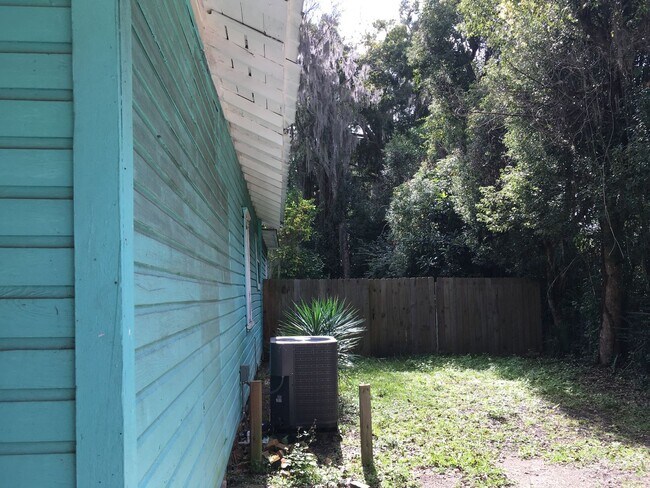 Building Photo - Large 4 Bedroom, 2 Bathroom House