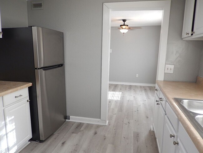 Building Photo - Recently RENOVATED 3/2 w/ Stainless Steel Appliances, Plank Vinyl Throughout, Washer/Dryer, & Lar...