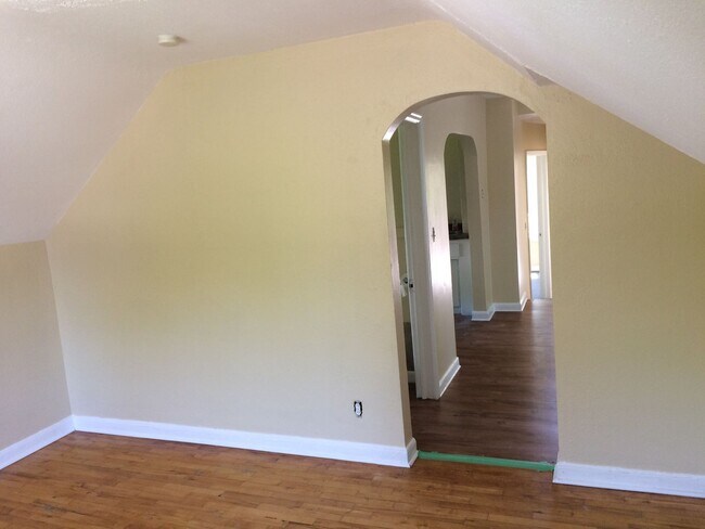 Building Photo - 272 George St W