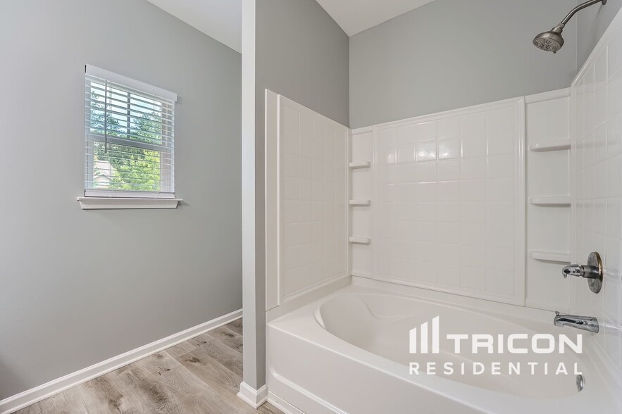 Building Photo - 633 Oakside Pl