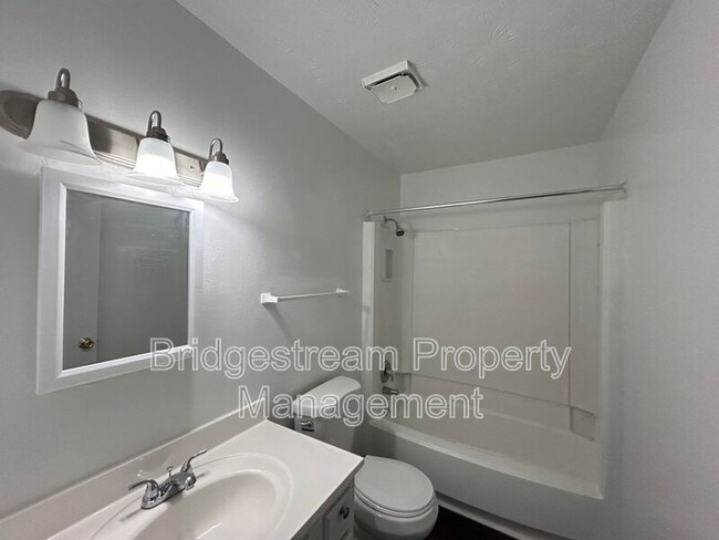 Building Photo - 957 Taylorsview Dr