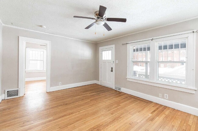 Building Photo - Charming 2-Bedroom Home minutes from everything!