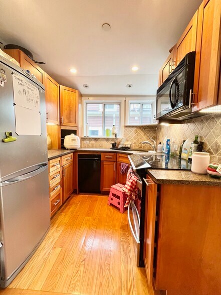 Building Photo - 180 Hillside St