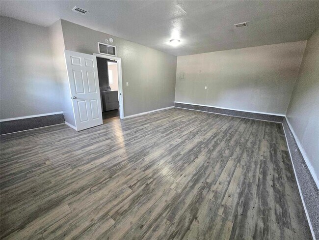 Building Photo - 2500 SE 51st St