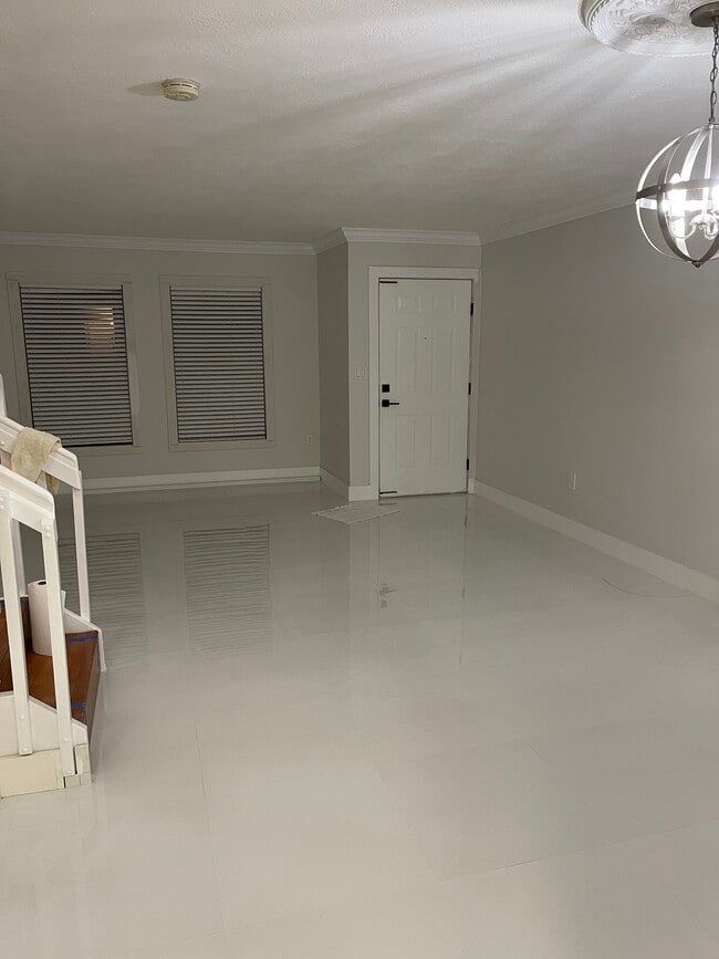 Building Photo - 9191 Fontainebleau Blvd