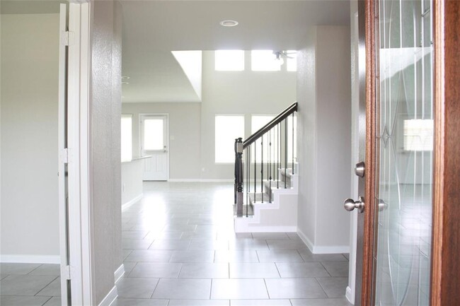 Building Photo - 18319 Pin Oak Lake Dr