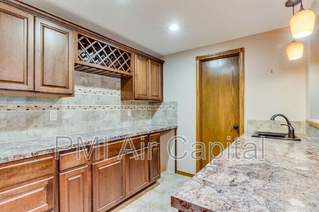Building Photo - 2431 E Eastridge St