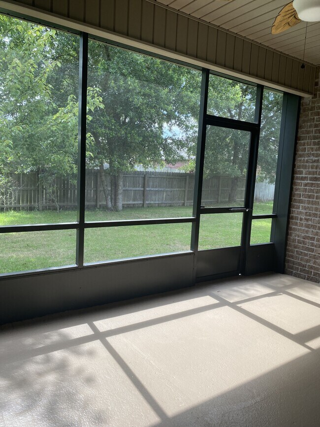 Building Photo - 5870 Pescara Dr