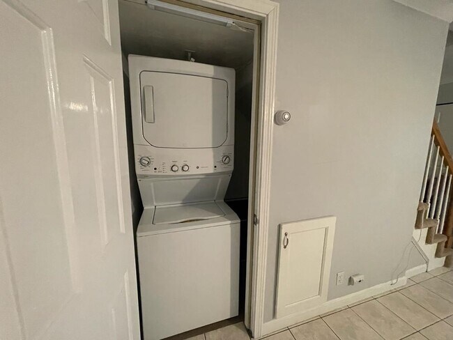 Building Photo - 114 Walnut St