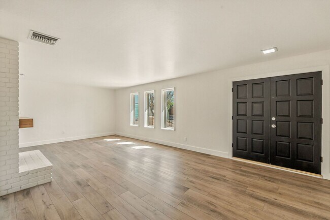 Building Photo - Beautiful 3 bed, 2 bath w/ bonus Room, loc...