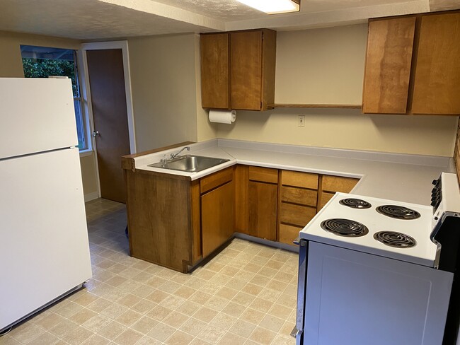 Kitchen - 7187 N Fiske Ave