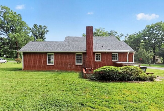 Building Photo - Well Maintained 2BD/1BA Brick Home in Charlotte, NC!