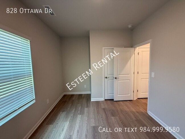 Building Photo - 828 Ottawa Dr
