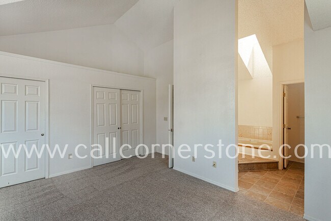 Building Photo - 940 Royal Crown Ln