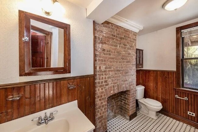 Building Photo - 343 1/2 8th St