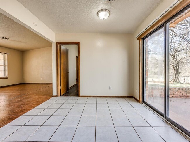Building Photo - 837 Briarlane Rd