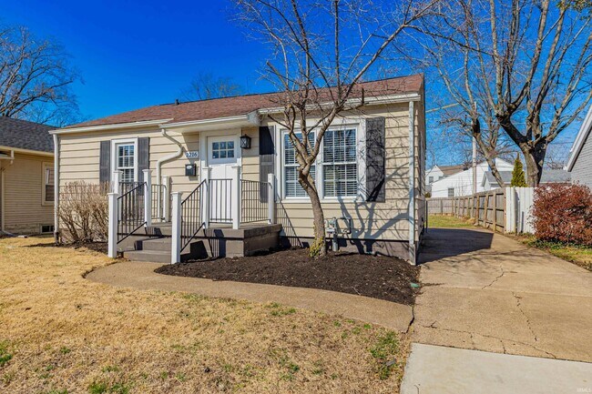 Building Photo - 2216 E Walnut St