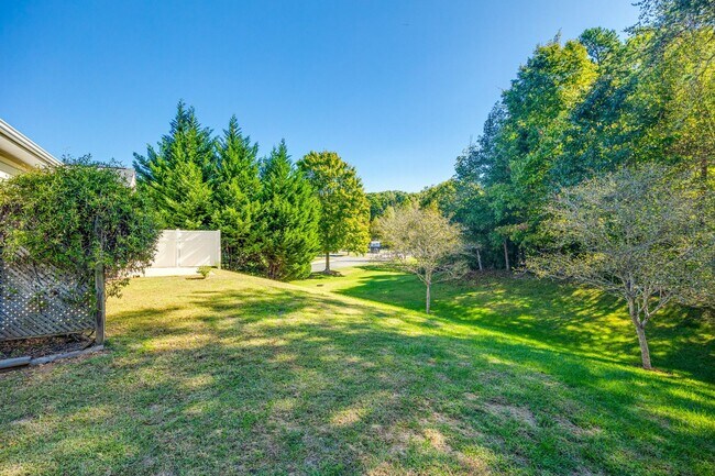 Building Photo - Well maintained 3 bedroom 2 bath home with...