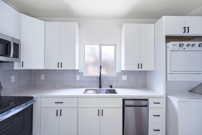 Building Photo - 2860 Webster Ave