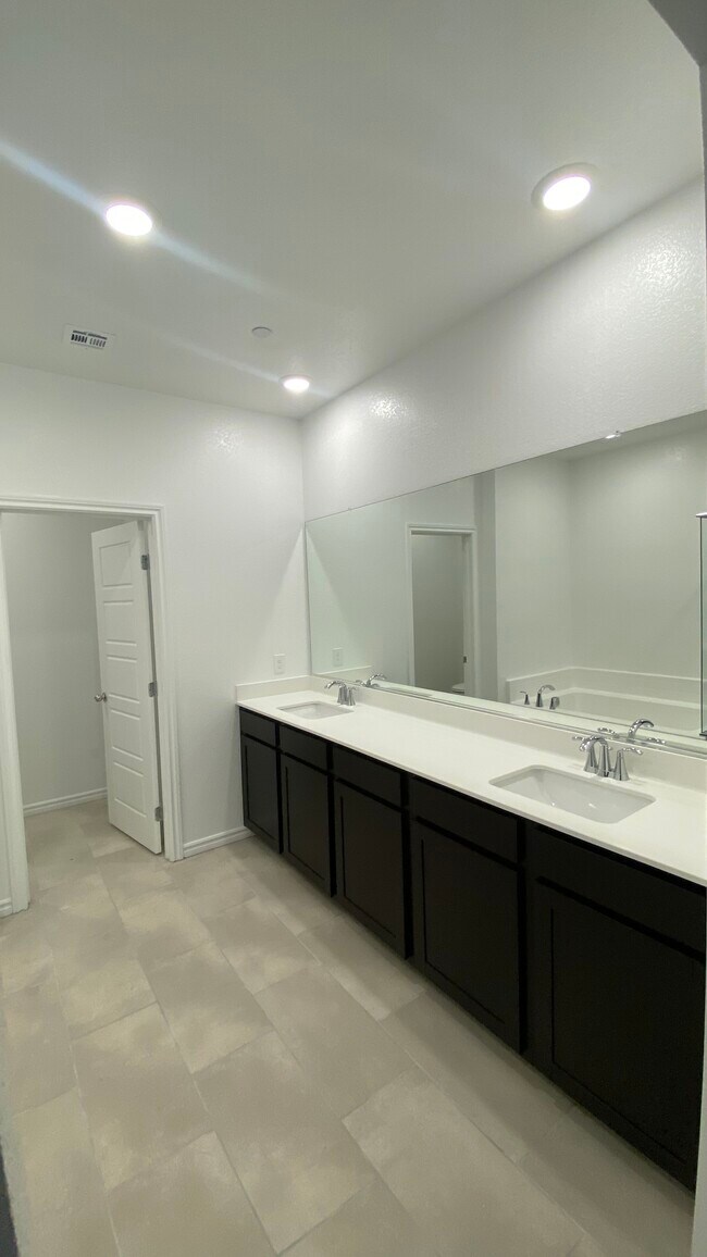 Building Photo - 1538 Eliana Xing Pl