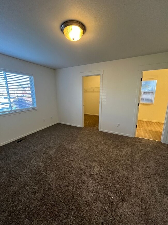 Building Photo - 3 bedroom, 2 bathroom single story home in...