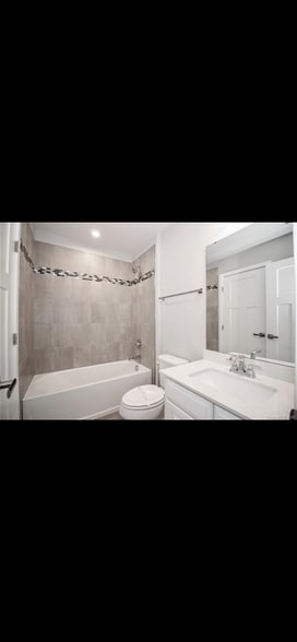 3rd Fl Bedroom w/ Bath & Loft - 458 W Tremont Ave