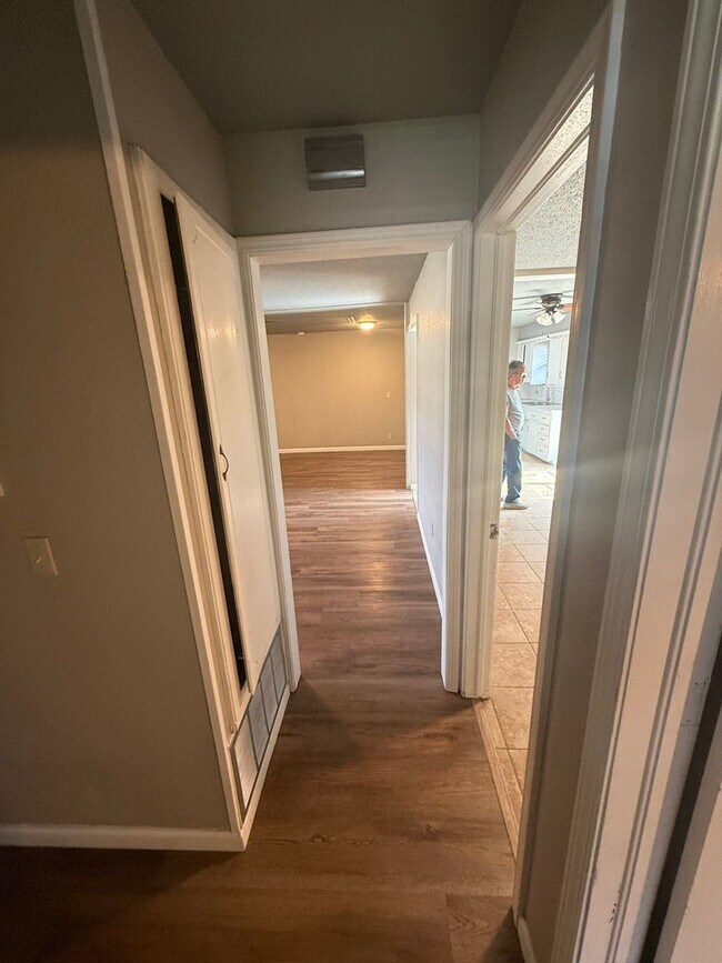 Building Photo - 2 bed , 1 and a 1/2 bath, garage conversion with two living rooms and a storage space! Moore scho...