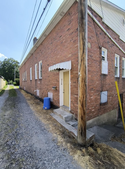 Building Photo - 716 Commerce St