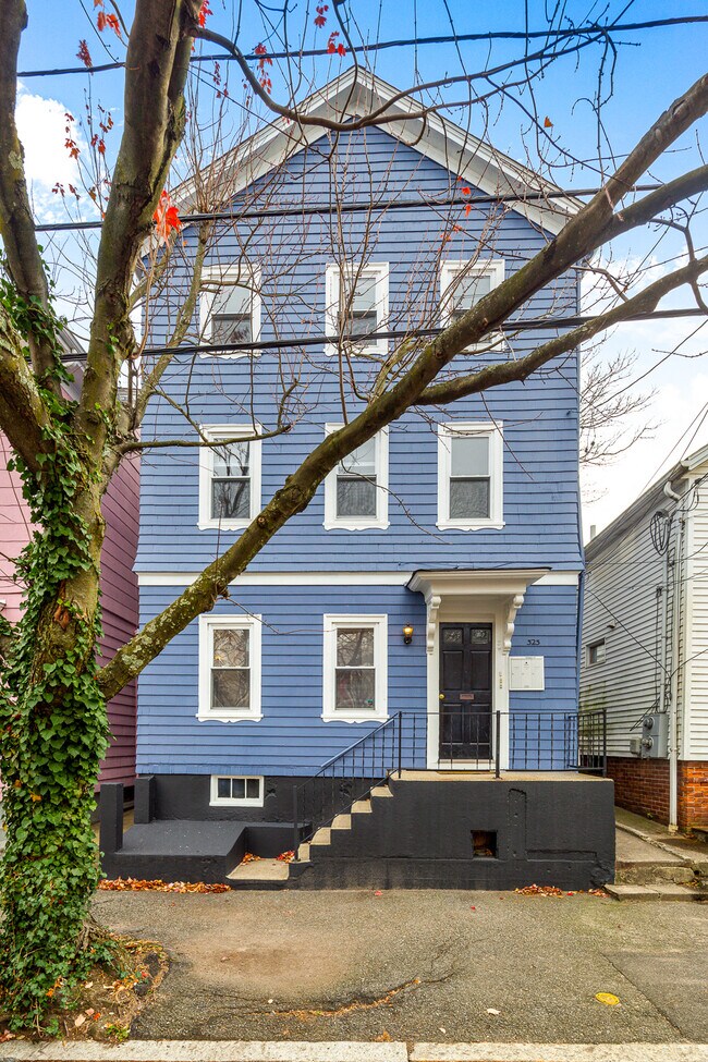 Building Photo - 323 Williams St