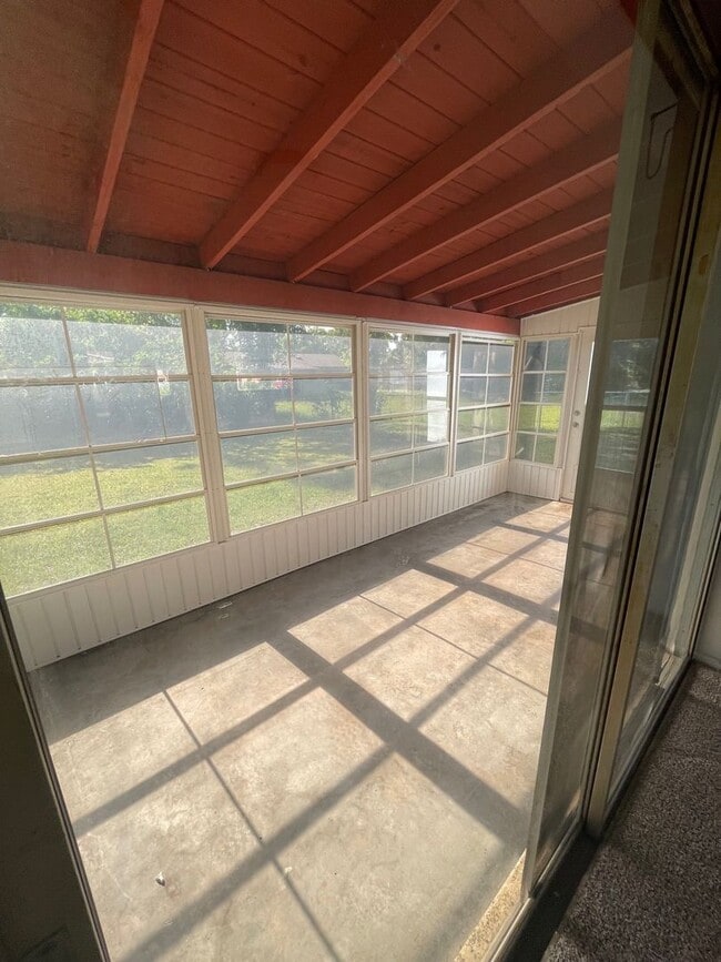 Building Photo - 3 Bed 1 Bath Home | Pet Friendly Fenced Yard | Washer Dryer Hook Ups | Section 8 Welcome