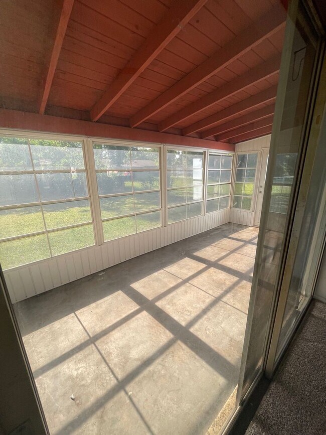 Building Photo - 4 Bed 1 Bath Home | Pet Friendly Fenced Yard | Washer Dryer Hook Ups | Section 8 Welcome