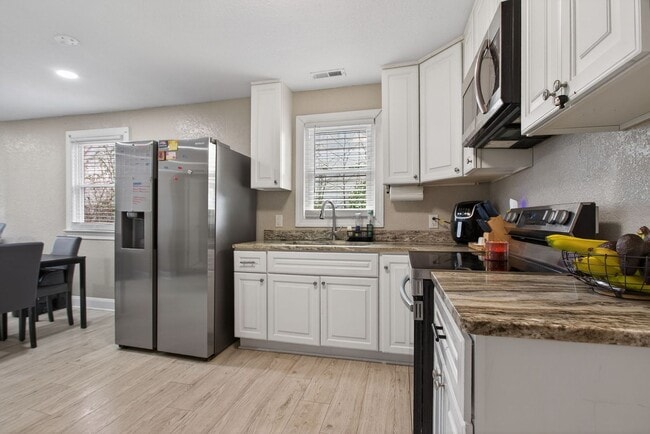 Building Photo - 2210 Pearl St