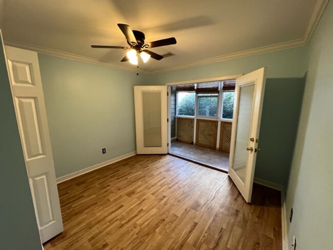 Building Photo - Great Location!! 2 Bedroom Condo