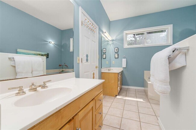 Building Photo - 2102 Paisano Rd