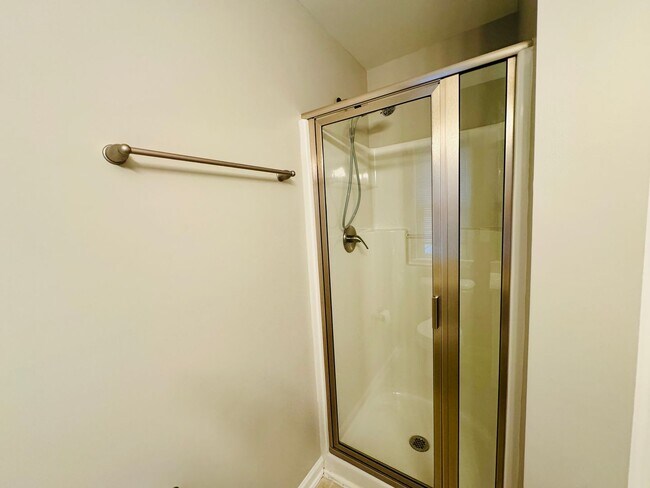 Building Photo - **Price just reduced & Move-in special of ...