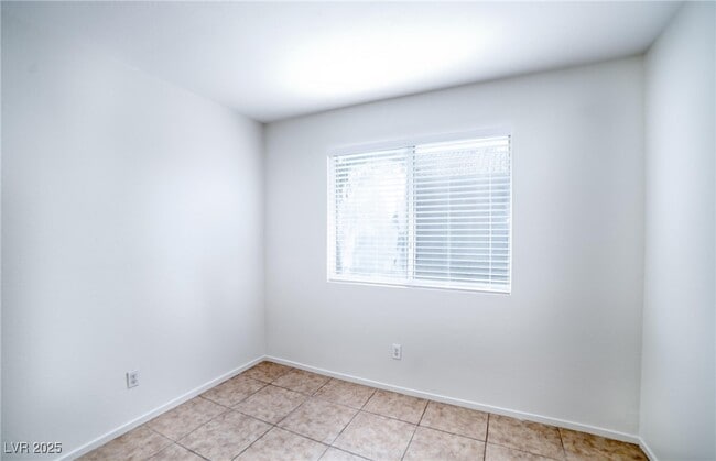 Building Photo - 2542 N Grand Basin Dr