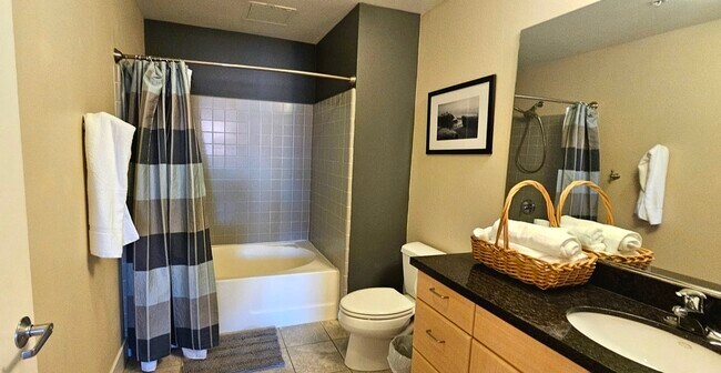 Building Photo - 445 Island Ave